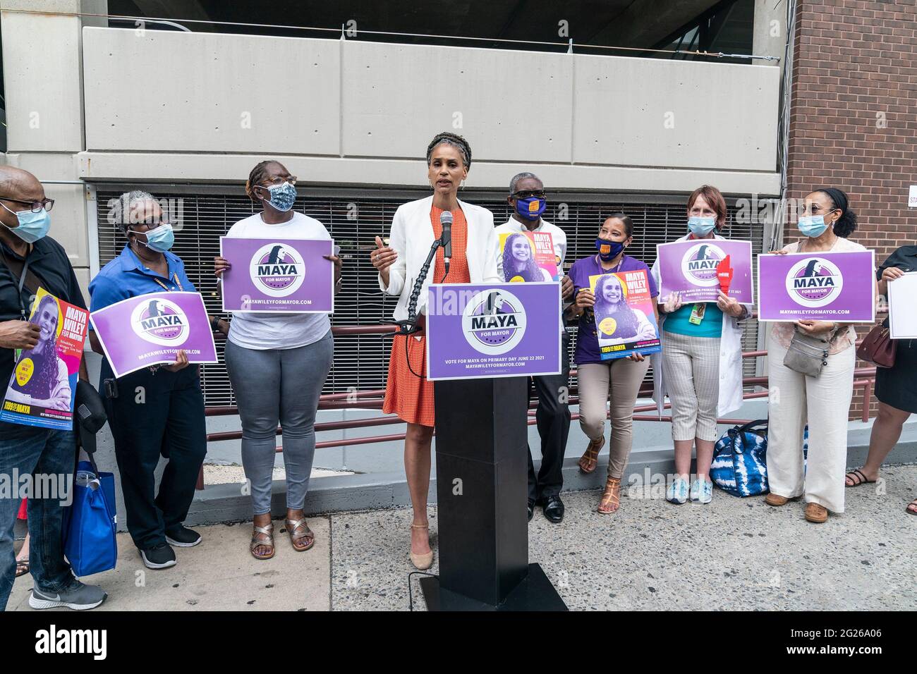 New York, Usa. Juni 2021. Die Bürgermeisterin Maya Wiley hält am 8. Juni 2021 eine Pressekonferenz ab, um den Universal Health Coverage Plan im Montefiore Medical Center in der Bronx, New York, bekannt zu geben. Wiley wurde von Mitgliedern von 1199 SEIU-Mitgliedern und der New York State Nurses Association gestiftet. Wiley sagte, dass dieser Plan die Gesundheitsversorgung in New York City verändern und die Versorgung auf Hunderttausende von Einwohnern ausdehnen würde. (Foto von Lev Radin/Sipa USA) Quelle: SIPA USA/Alamy Live News Stockfoto