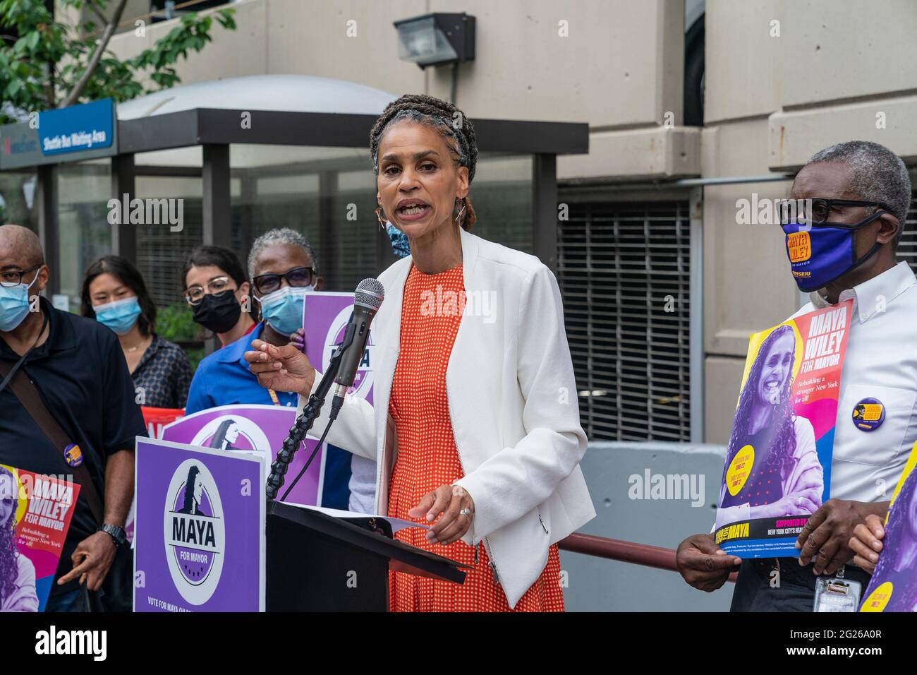 New York, Usa. Juni 2021. Die Bürgermeisterin Maya Wiley hält am 8. Juni 2021 eine Pressekonferenz ab, um den Universal Health Coverage Plan im Montefiore Medical Center in der Bronx, New York, bekannt zu geben. Wiley wurde von Mitgliedern von 1199 SEIU-Mitgliedern und der New York State Nurses Association gestiftet. Wiley sagte, dass dieser Plan die Gesundheitsversorgung in New York City verändern und die Versorgung auf Hunderttausende von Einwohnern ausdehnen würde. (Foto von Lev Radin/Sipa USA) Quelle: SIPA USA/Alamy Live News Stockfoto