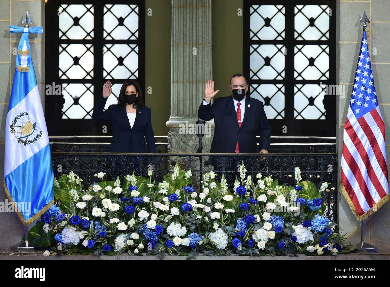 Guatemala-Stadt, Guatemala. Juni 2021. Die US-Vizepräsidentin Kamala Harris und der guatemaltekische Präsident Alejandro Giammattei winken vom Balkon des Kulturpalastes während der Ankunftszeremonien am 7. Juni 2021 in Guatemala City, Guatemala. Quelle: Planetpix/Alamy Live News Stockfoto
