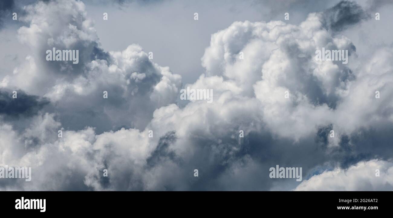 Panorama der Wolkenlandschaft. Extrem dramatischer Himmel vor dem Sturm. Stockfoto