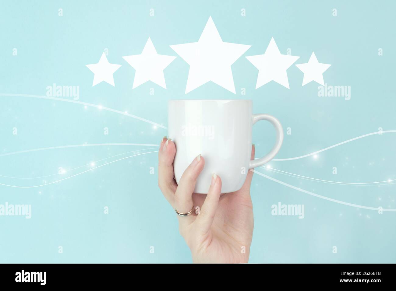 Konzepte zur Bewertung des Kundenservice und zur Zufriedenheitsumfrage. Mädchen Hand halten Morgen Kaffeetasse mit fünf Sternen 5 Rating-Zeichen-Symbol auf blauem Hintergrund. Stockfoto