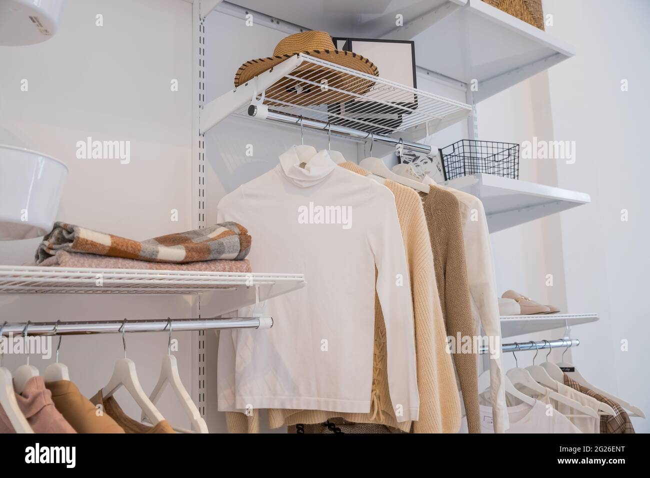 Innenbereich des Showroom mit stilvoller Kleidung und Accessoires Stockfoto