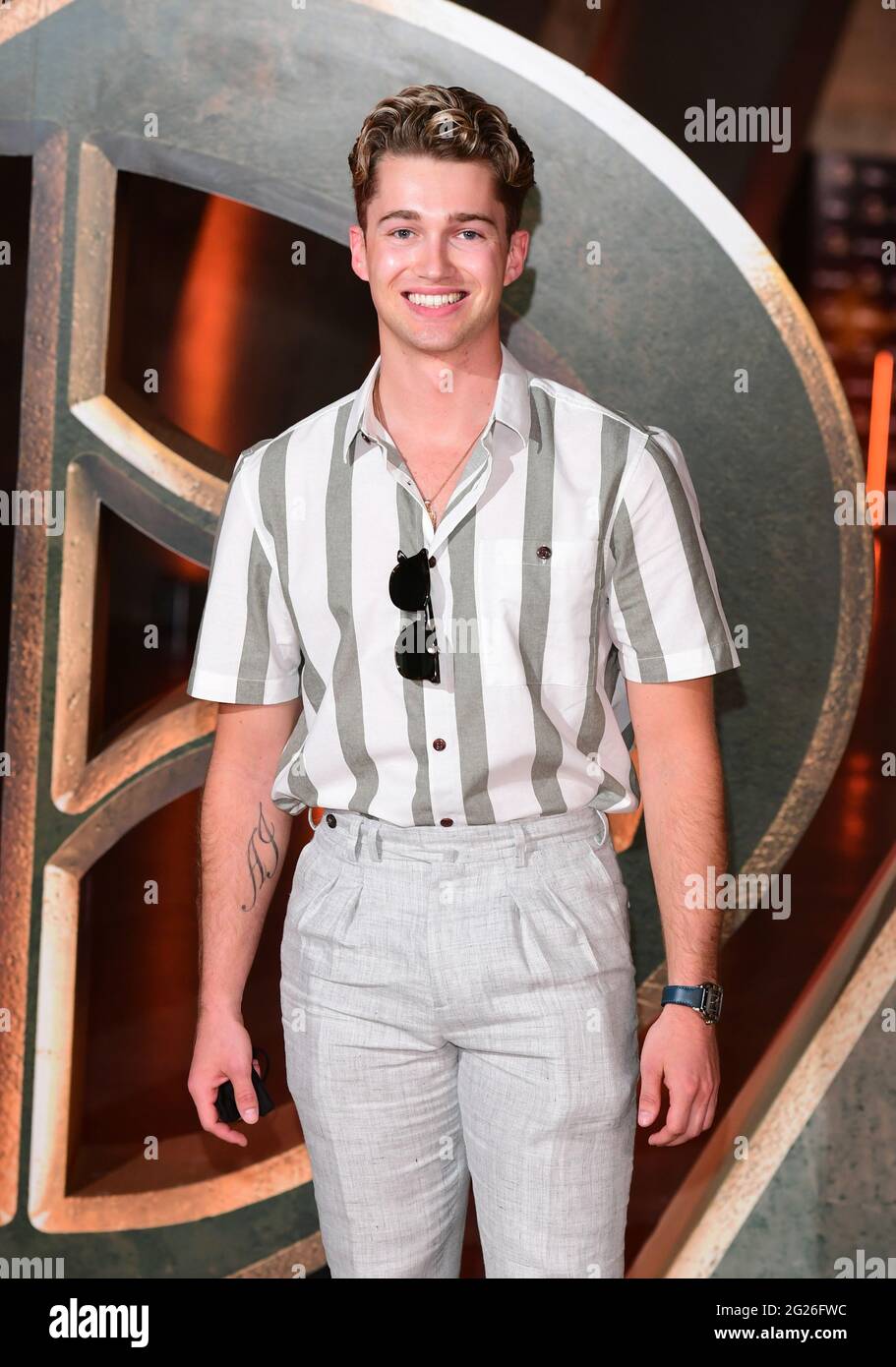 AJ Pritchard nimmt an einer Fotozelle für Disney's Loki in London Teil. Bilddatum: Dienstag, 8. Juni 2021. Stockfoto