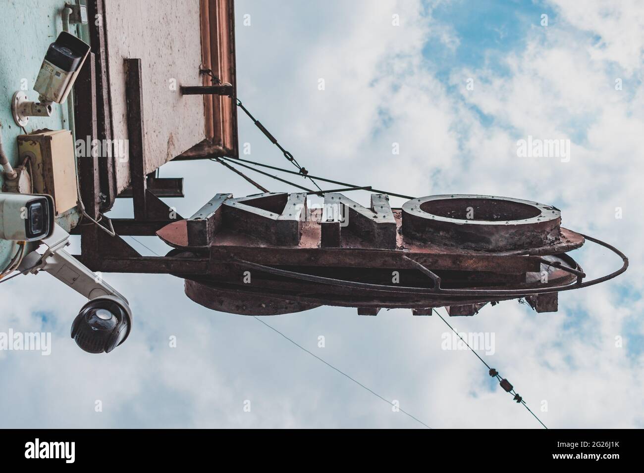 Vintage-Kino Neonschild in einer kleinen Stadt Stockfoto