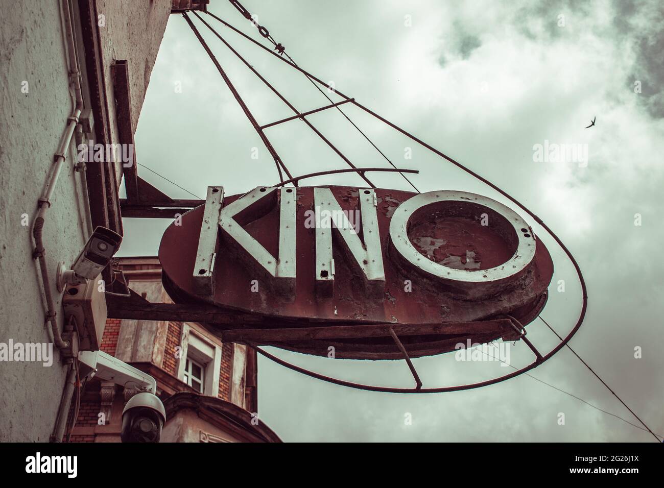Vintage-Kino Neonschild in einer kleinen Stadt Stockfoto