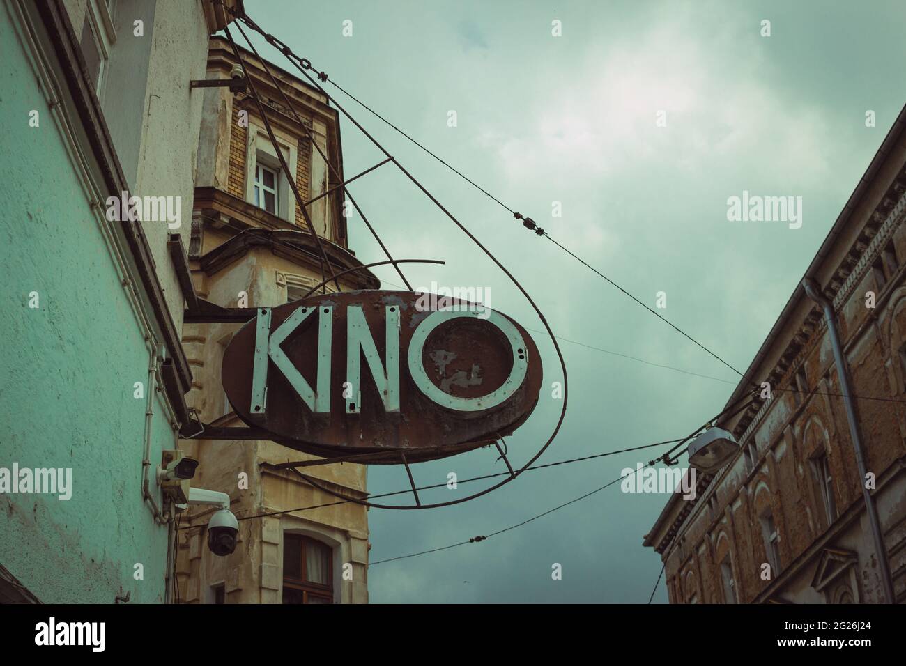 Vintage-Kino Neonschild in einer kleinen Stadt Stockfoto