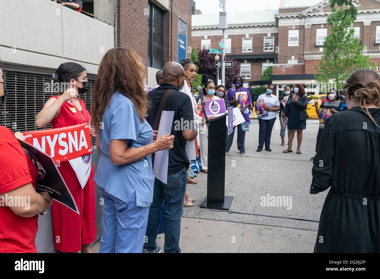 New York, Usa. Juni 2021. Mayoralkandidatin Maya Wiley hält eine Pressekonferenz ab, um den Universal Health Coverage Plan im Montefiore Medical Center in der Bronx bekannt zu geben. Wiley wurde von Mitgliedern von 1199 SEIU-Mitgliedern und der New York State Nurses Association gestiftet. Wiley sagte, dass dieser Plan die Gesundheitsversorgung in New York City verändern und die Versorgung auf Hunderttausende von Einwohnern ausdehnen würde. (Foto von Lev Radin/Pacific Press) Quelle: Pacific Press Media Production Corp./Alamy Live News Stockfoto