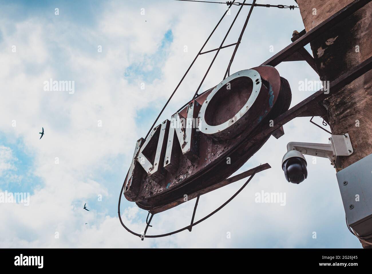 Vintage-Kino Neonschild in einer kleinen Stadt Stockfoto