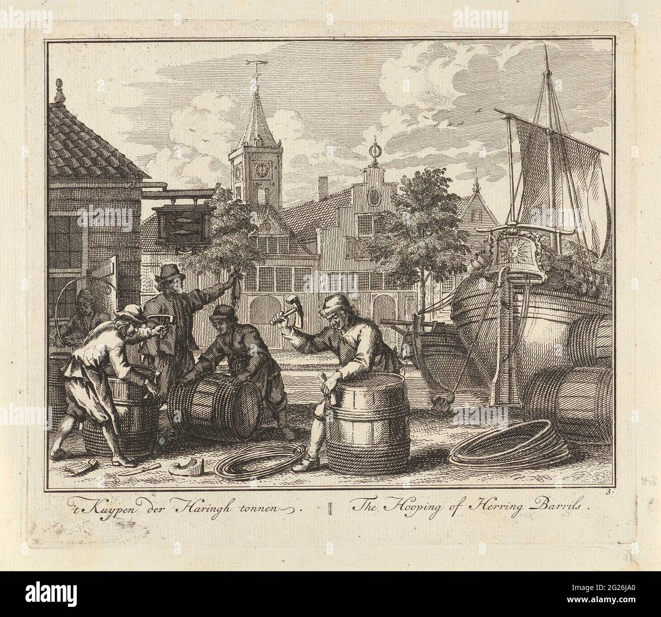 Wannen von Heringtonnen; 't Kuypen der Haringh Tons / die Hooping- oder Heringbarren; Groote Vissery. Kuipers fertigen Heringtonnenproduktion am Kai, rechts ist ein Boot an Land. Im Hintergrund Häuser und ein Kirchturm. Der Druck ist Teil einer 32-teiligen Serie von Drucken mit Auftritten über Heringsfang. Stockfoto