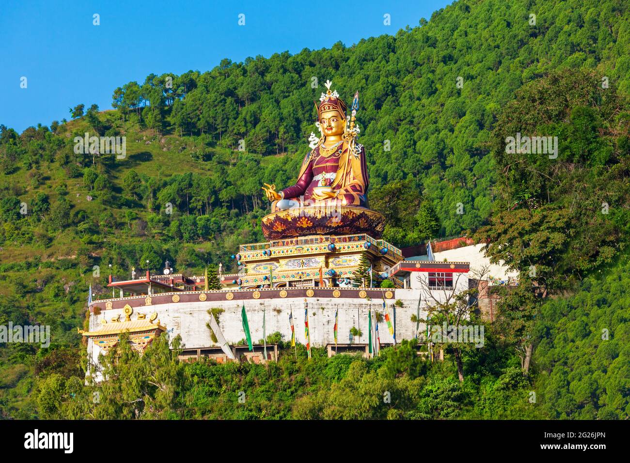 Guru Padmasambhava oder Guru Rinpoche Statue in der Nähe des Mahatma Buddha Tempels in der Stadt Rewalsar im indischen Bundesstaat Himachal Pradesh Stockfoto