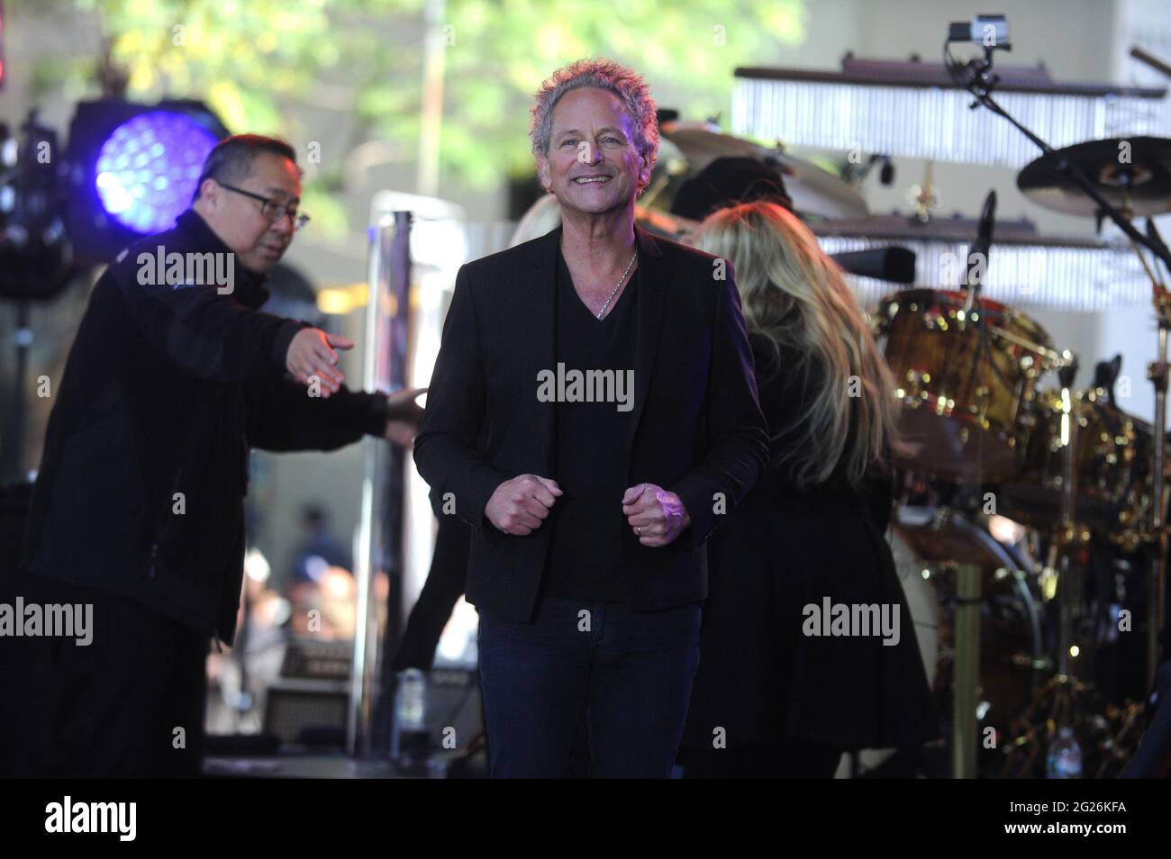 Manhattan, Vereinigte Staaten Von Amerika. Dezember 2008. NEW YORK, NY - 09. OKTOBER: Lindsey Buckingham von Fleetwood Mac tritt während des "Today" von NBC am 9. Oktober 2014 auf der Rockefeller Plaza in New York City auf. Personen: Lindsey Buckingham Kredit: Storms Media Group/Alamy Live News Stockfoto