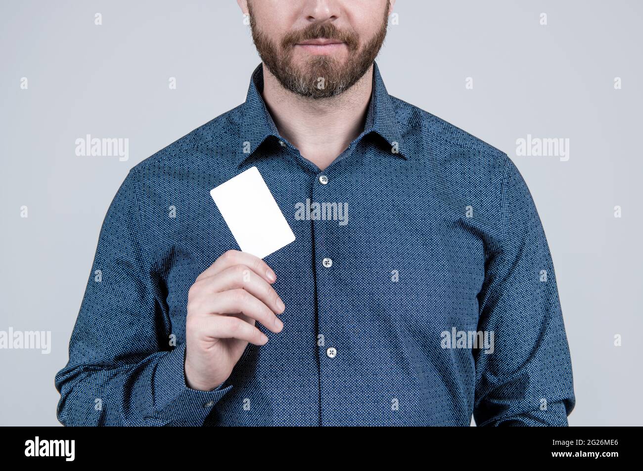 Bärtiger Mann in einem Schnitt Ansicht in legerem Stil Hemd halten leere Papierkarte für Kopierplatz, Rabatt Stockfoto