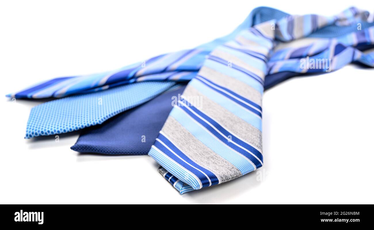 Eine Gruppe von blauen Krawatten auf einem weißen Hintergrund Stockfoto
