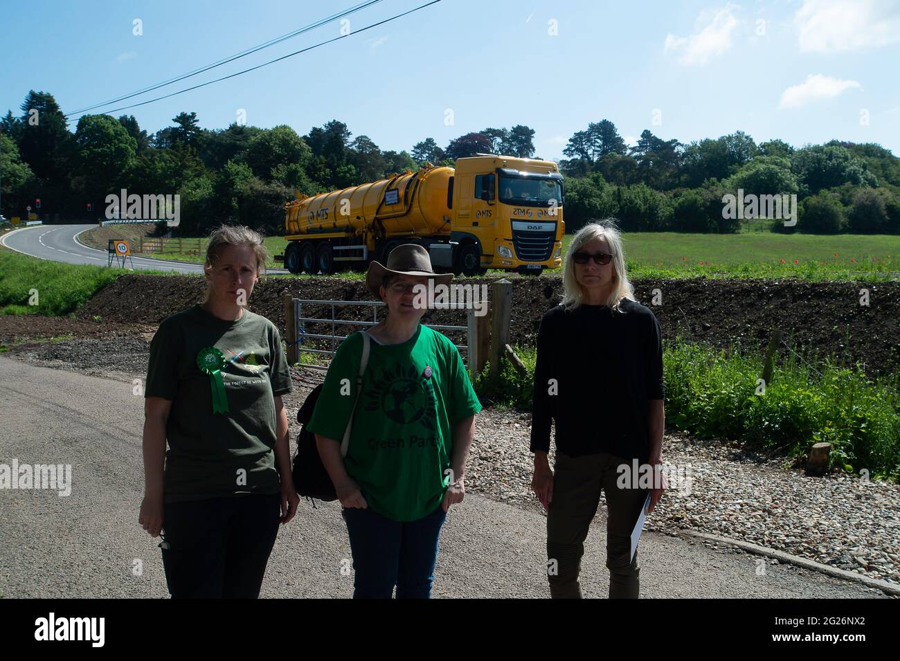 Chalfont St Giles, Großbritannien. Juni 2021. Ein weiterer LKW rollt entlang der HS2-Haul-Straße. Carolyne Culver (links), die für die Nachwahl in Amersham und Chesham kandidiert, traf heute Anwohner, die vom Bau der Hochgeschwindigkeitsbahn betroffen sind. HS2 hat eine steile und hochseitige Zufahrtsstraße direkt vor den Häusern der Anwohner in der Bottom House Farm Lane, Chalfont St Giles, gebaut. HS2 baut einen Entlüftungsschacht aus dem Tunnel, den sie unter den Chilterns bohren, und LKW bringen Beton, damit er in den Entlüftungsschacht gegossen wird. Quelle: Maureen McLean/Alamy Stockfoto