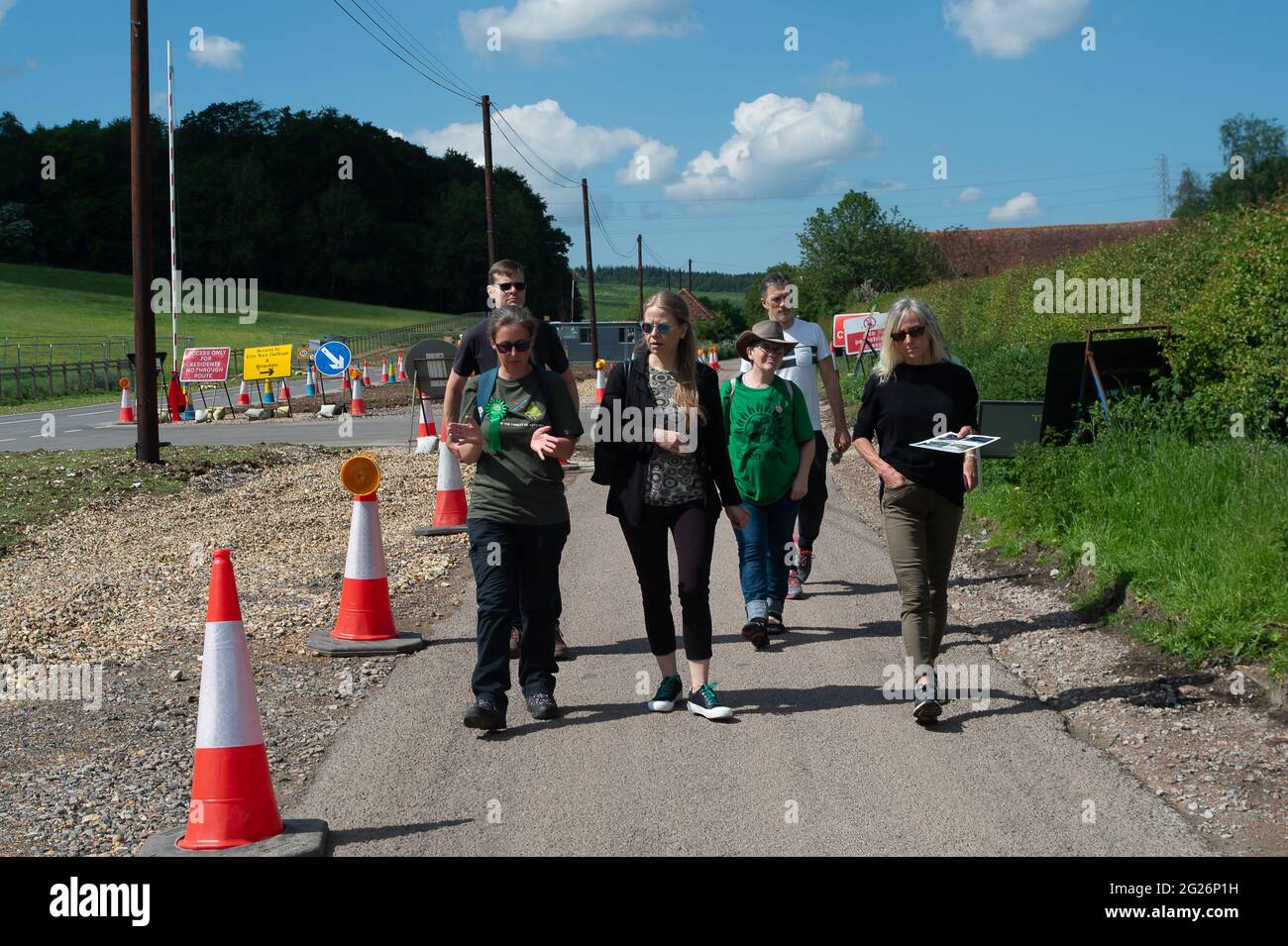 Chalfont St Giles, Großbritannien. Juni 2021. Sian Berry, die Co-Vorsitzende der Grünen Partei und lokale Wahlkandidatin Carolyne Culver, die für die Nachwahl in Amersham und Chesham kandidierte, traf heute mit Anwohnern zusammen, die vom Hochgeschwindigkeitsbahnbau betroffen waren. HS2 hat eine steile und hochseitige Zufahrtsstraße direkt vor den Häusern der Anwohner in der Bottom House Farm Lane, Chalfont St Giles, gebaut. HS2 baut einen Entlüftungsschacht aus dem Tunnel, den sie unter den Chilterns bohren, und LKW bringen Beton, damit er in den Entlüftungsschacht gegossen wird. Quelle: Maureen McLean/Alamy Stockfoto