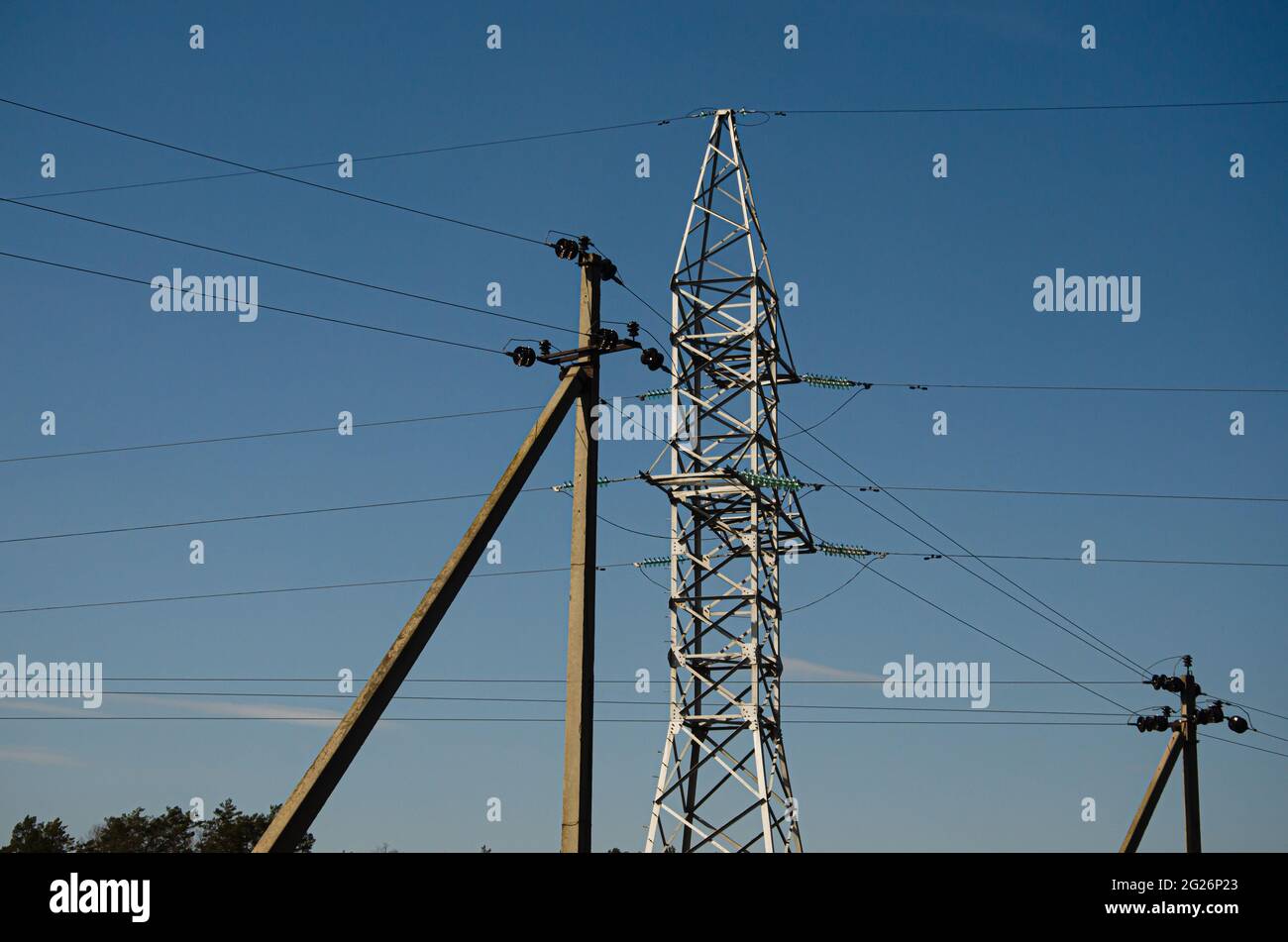 Hochspannungstürme mit Himmelshintergrund. Blaue Bilder. Stockfoto