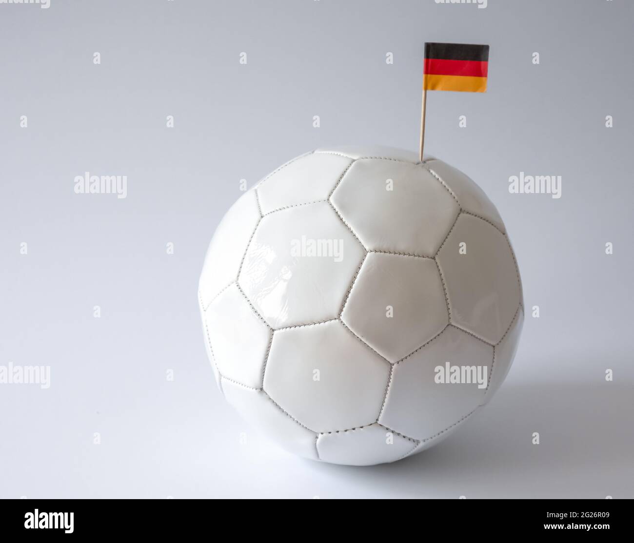 Fußball mit deutscher Flagge isoliert auf weißem Hintergrund Stockfoto