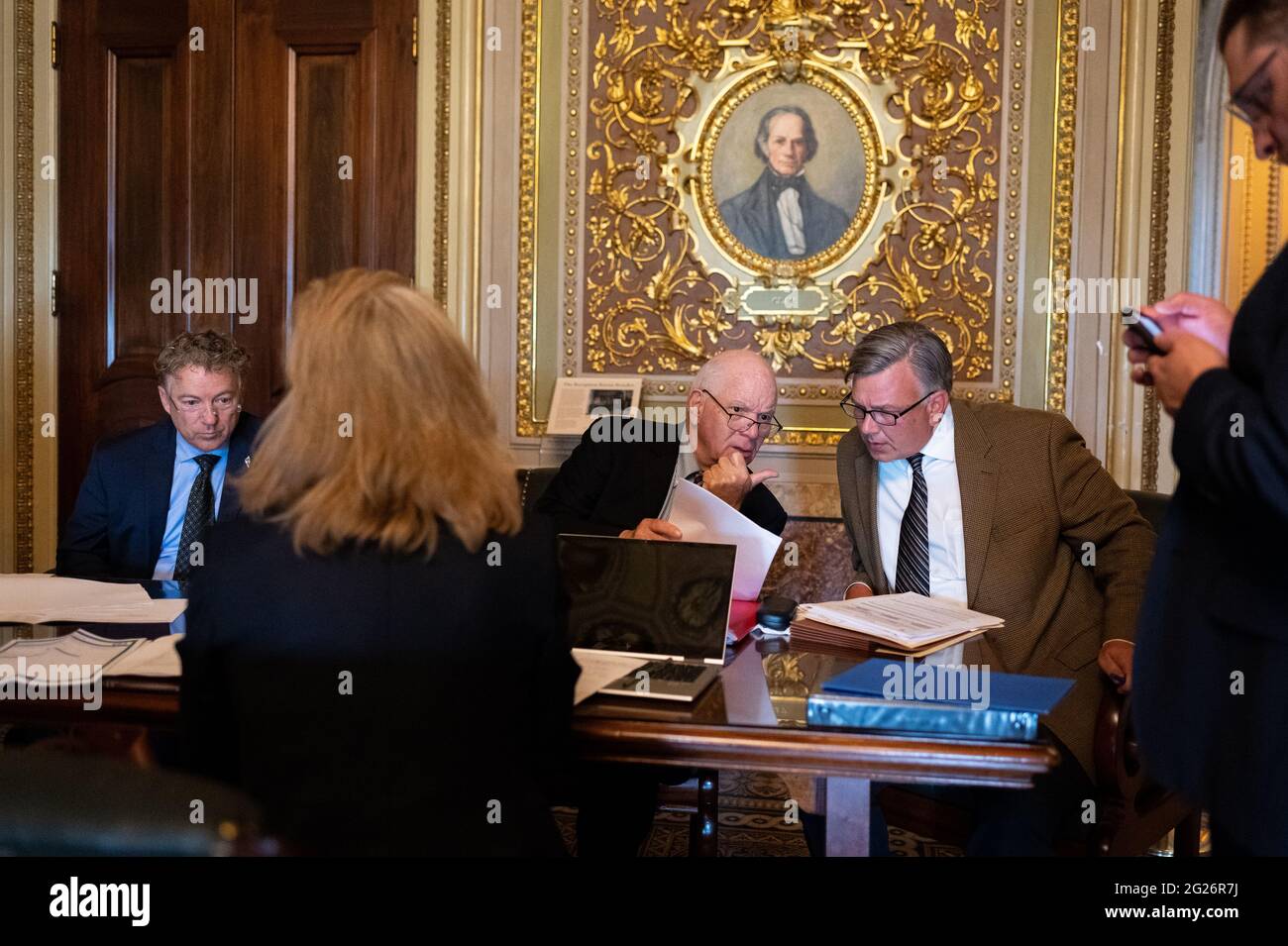 Senator Ron Paul (R-KY), links, und Senator Ben Cardin (D-MD), Mitte, überprüfen Dokumente mit Mitarbeitern im US-Kapitol, in Washington, D.C., am Dienstag, den 8. Juni, 2021. Letzte Woche bekräftigte Senator Joe Manchin (D-WV) erneut seine Ablehnung der Aufhebung des Filibusters und kündigte seine Opposition gegen einen demokratischen Gesetzesentwurf zur Abstimmung über die Stimmrechte als parteiübergreifende Abstimmung über die chinesische Politik heute an. (Graeme Sloan/Sipa USA) Stockfoto