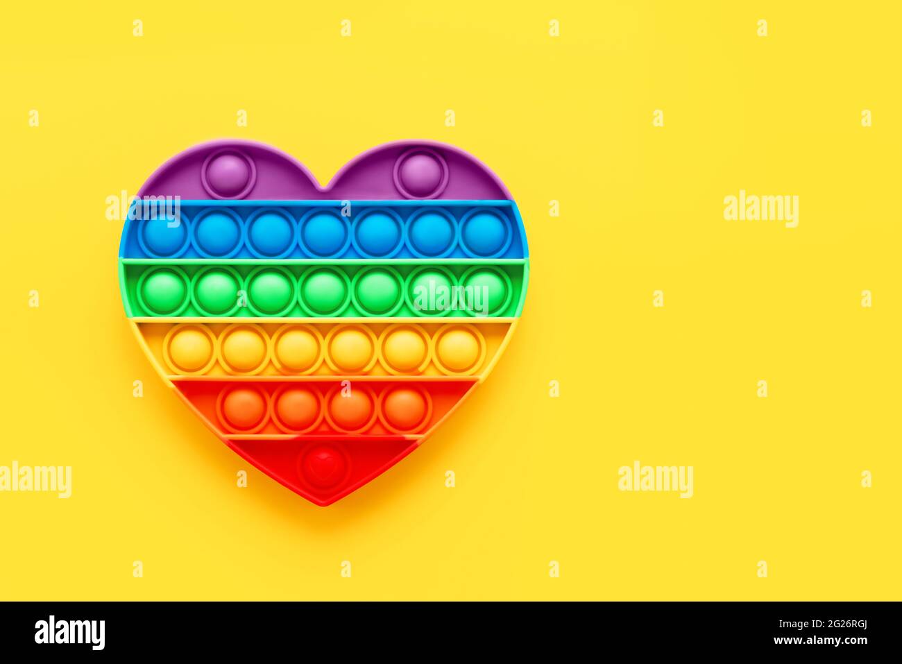 Bunte trendige Pop it Herz Form Fidgets Spielzeug für Kinder auf einem  gelben Hintergrund. Anti-Stress-Spielzeug, Entwicklung der motorischen  Fähigkeiten von Händen und Fingern Stockfotografie - Alamy