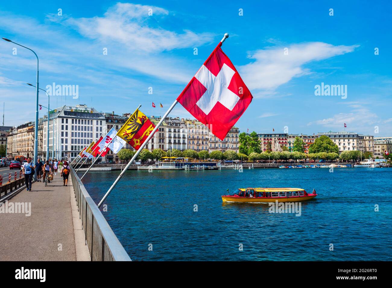 GENF, SCHWEIZ - 20. JULI 2019: Schweizer Flaggen an der Pont du Mont Blanc Brücke in Genf in der Schweiz Stockfoto