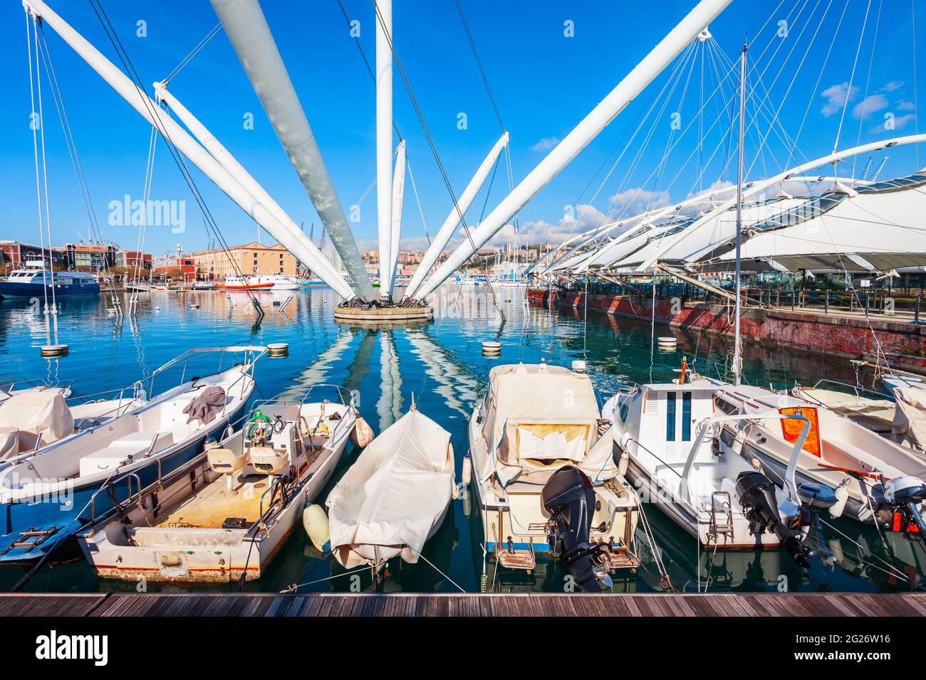 Genua Hafen mit Booten und yachs. Genua oder Genua ist die Hauptstadt der Region Ligurien in Italien. Stockfoto