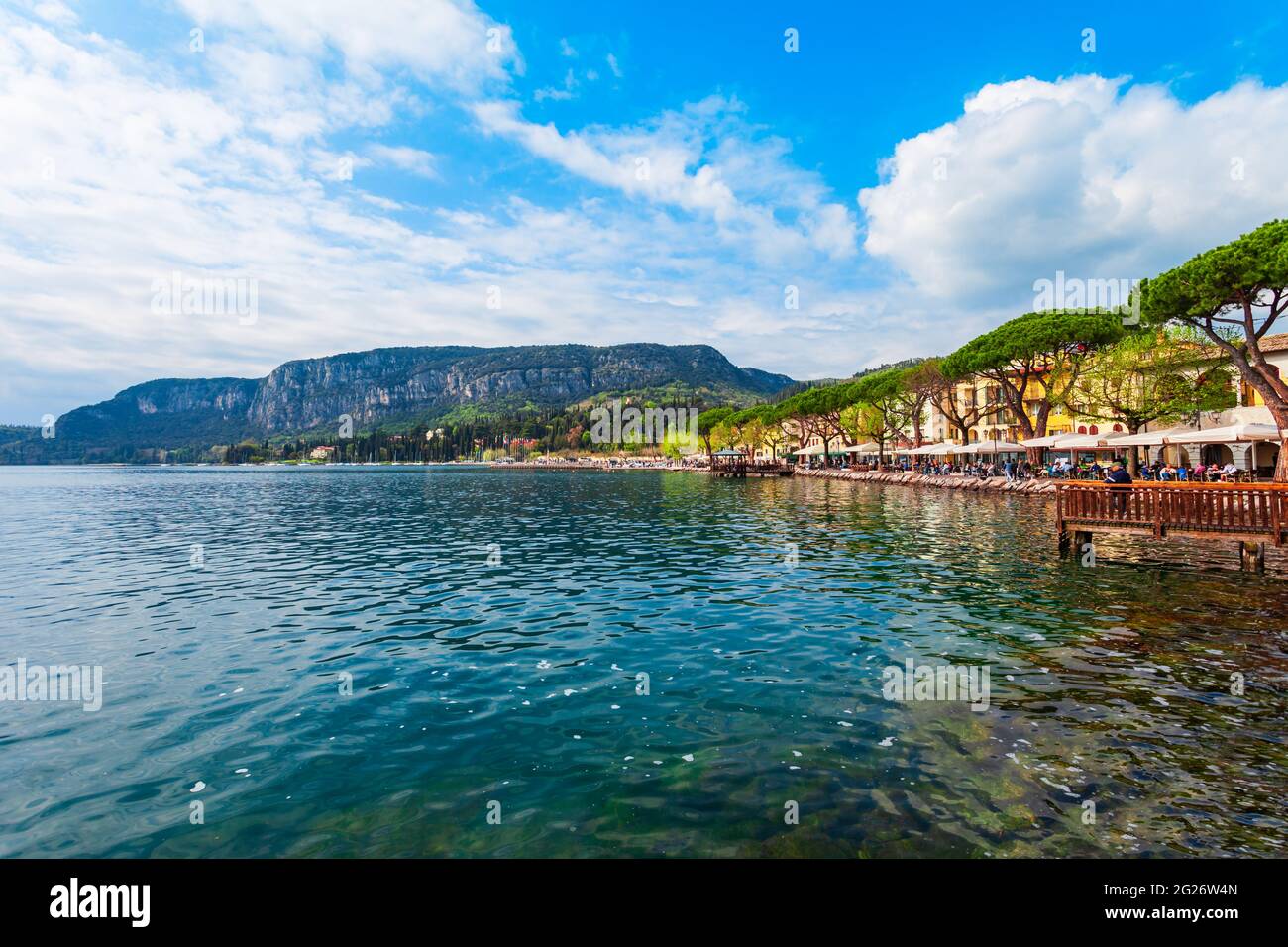 Waterfront in Garda Stadt, am Ufer des Gardasees in der Provinz Verona in Venetien, Italien Stockfoto