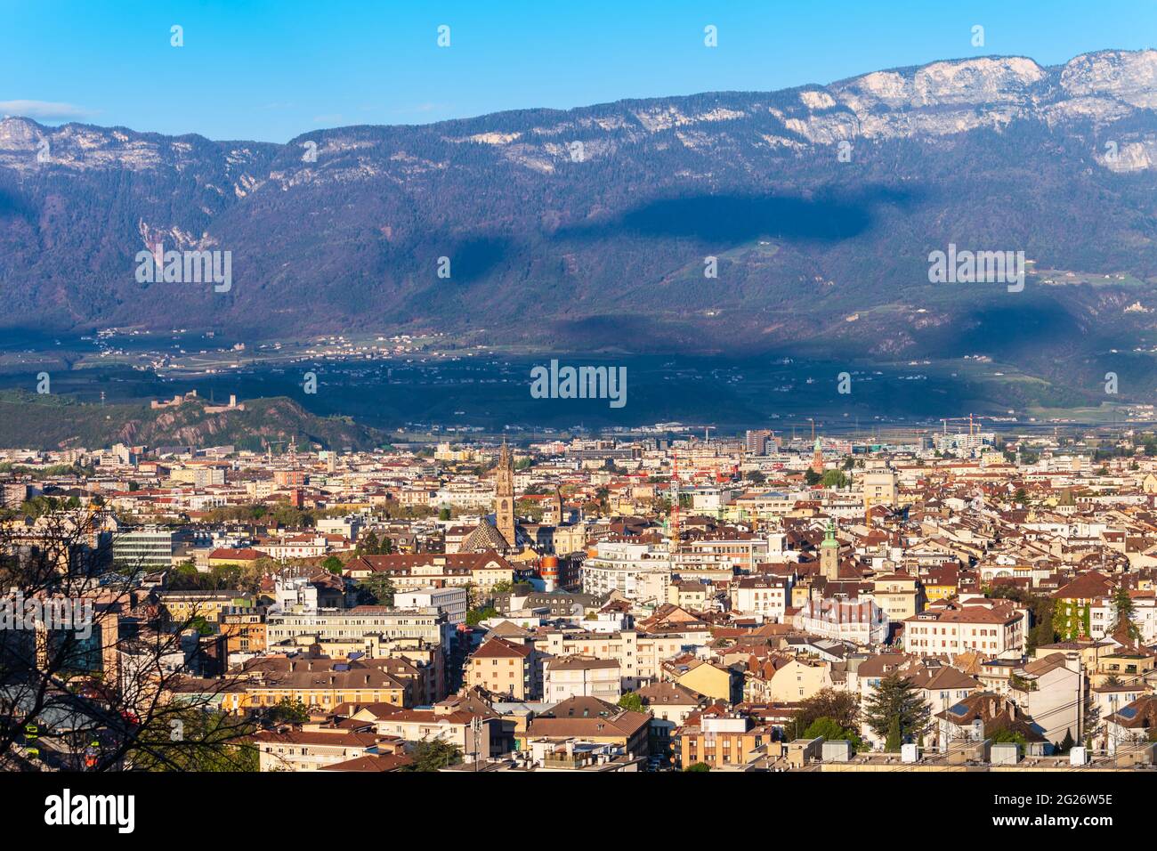 Bozen Antenne Panoramablick. Bozen ist die Hauptstadt der Provinz Südtirol in Norditalien. Stockfoto