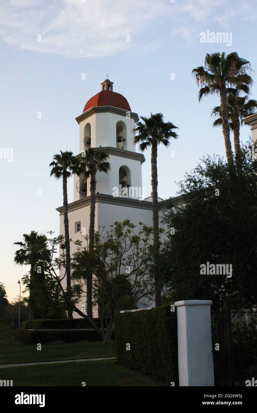 San Juan Capistrano, Californa, USA - 7. Juni 2021: Glockenturm der Mission San Juan Capistrano bei Sonnenuntergang Stockfoto