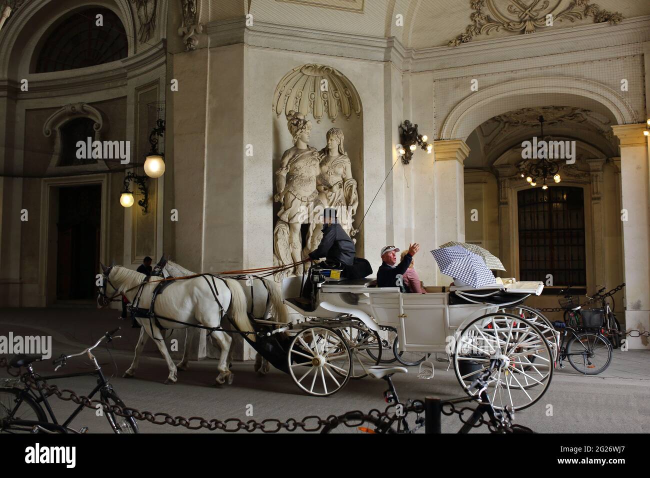 Wie Filmrahmen, diejenigen, die die Altstadt mit der Pferdekutsche, in der hofburg Palast Passage Korridor zu erkunden Stockfoto