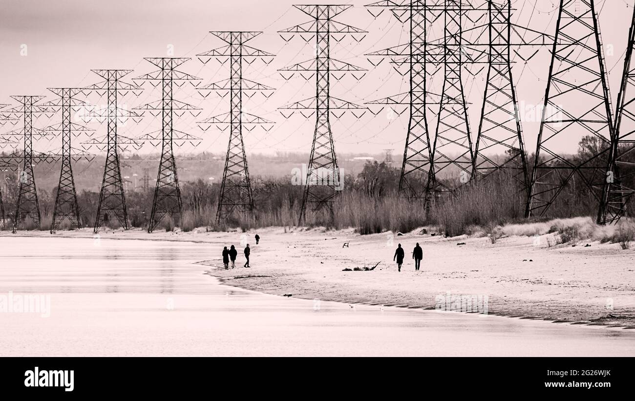 Nur ein paar Leute, die an diesem kühlen Aprilnachmittag hier in Ontario am Strand spazieren gehen... Stockfoto