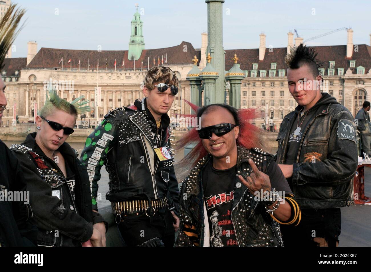 80er Jahre Punk Mode Punks Mode Big Boys machen ein Mode-Statement, Nietenjacken, Punk Frisur, zu Hause gebleicht Stockfoto