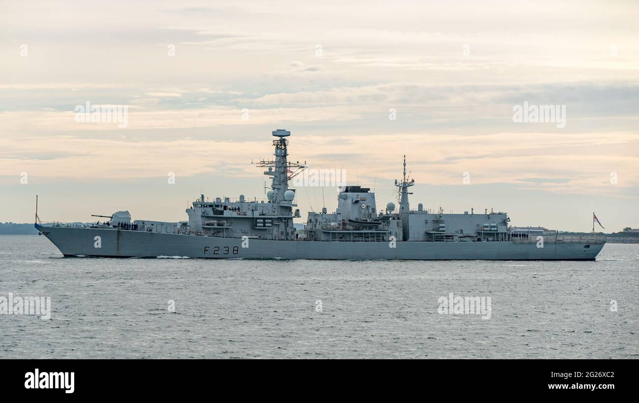 Die Royal Navy Fregatte HMS Northumberland (F238) verlässt Portsmouth, Großbritannien, am 7/6/21 für eine G7 Summit Maritime Security Patrouille vor der Küste Cornichs. Stockfoto