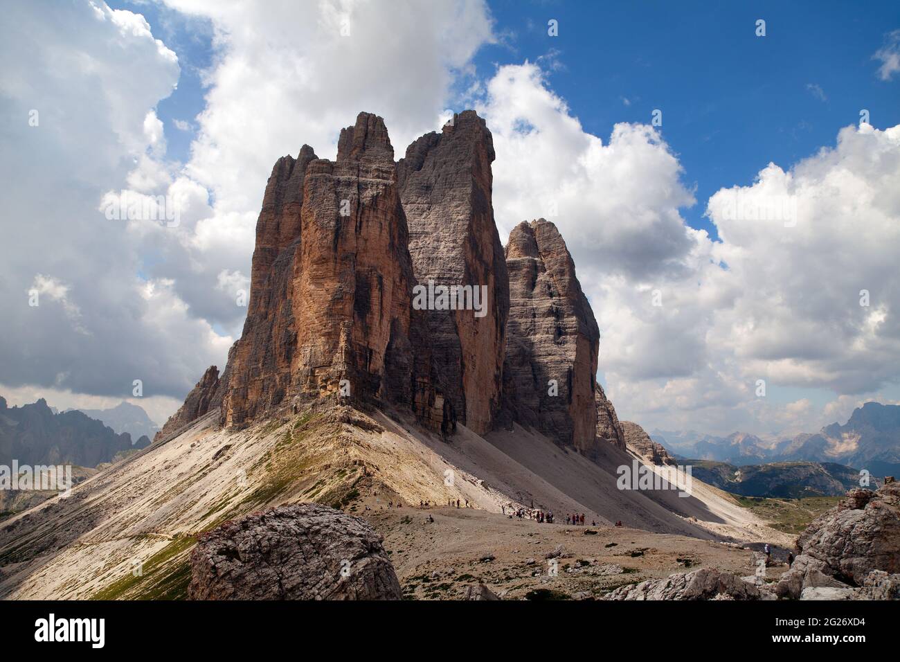 Blick auf drei Zinnen oder Tre Cime di Lavaredo mit schöner Wolke am Himmel, Sextener Dolomiten oder Sextner Dolomiten, Südtirol, Dolomitenberge, IT Stockfoto