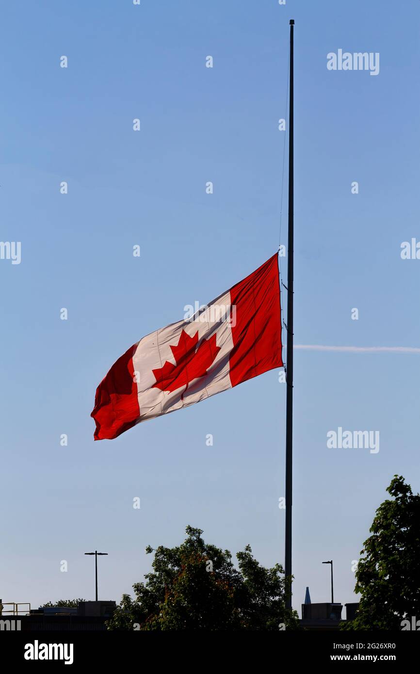 Eine kanadische Flagge, die bei Half Mast fliegt. Stockfoto
