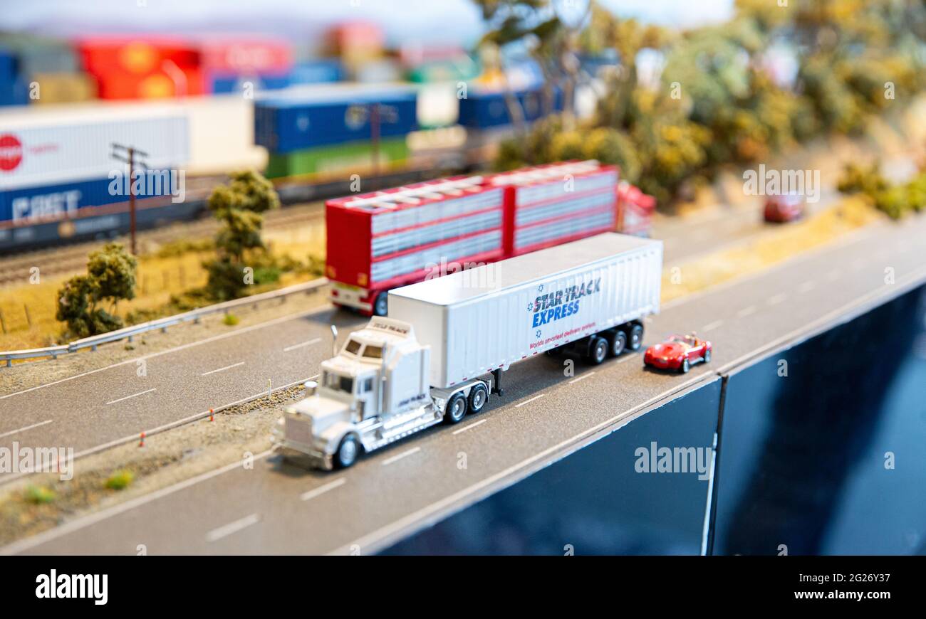 LKWs und Züge auf einer Modelleisenbahn Stockfoto