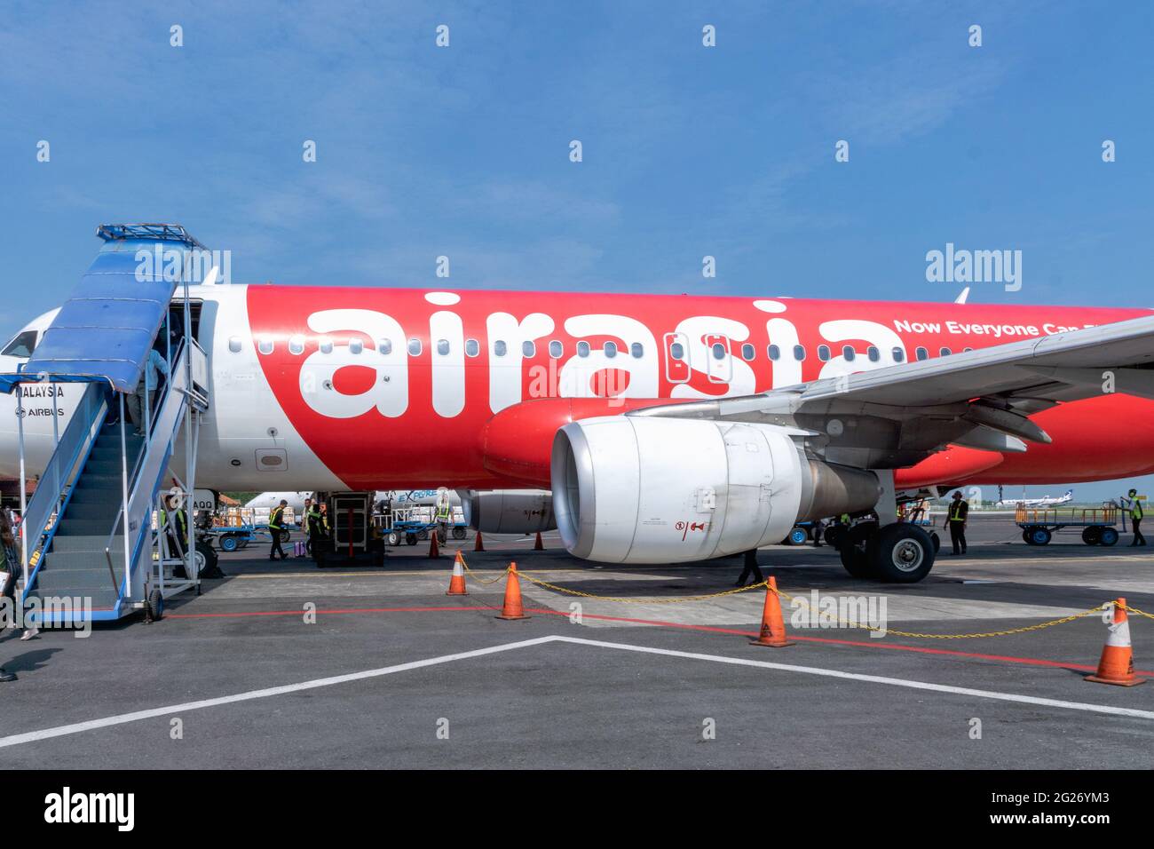 Semarang, Indonesien - Oktober 2017: Air Asia Airbus landete bei Sonnenaufgang - Ahmad Yani International Airport, Semarng, Indonesien. Stockfoto