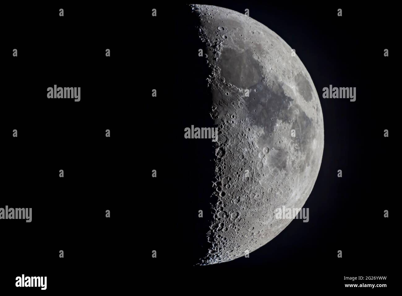 6.5-Tage-Mond mit Lunar X- und V-Formationen auf dem Terminator. Stockfoto