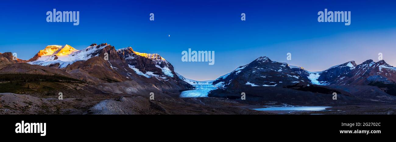 Der zunehmende Viertelmond scheint über dem Mount Andromeda im Jasper National Park, Kanada. Stockfoto