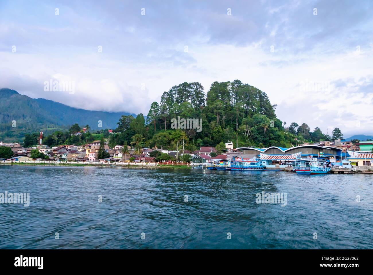 Lake Toba, Indonesien - Januar 2018: Lake Toba Fähranlegestelle bei Sonnenuntergang, Nord-Sumatra Indonesien. Der Toba-See ist ein beliebtes Touristenziel Stockfoto