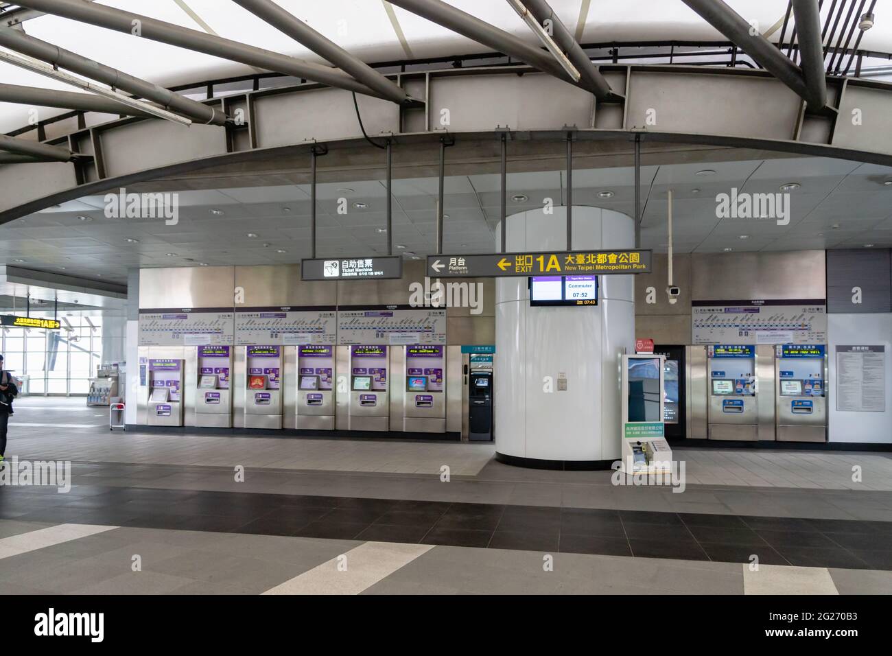 Taipei, Taiwan - Februar 2019: MRT-Station Taipei mit Ticketautomaten und Schildern. Taipei Metro ist ein U-Bahnnetz, das Taipei bedient. Stockfoto