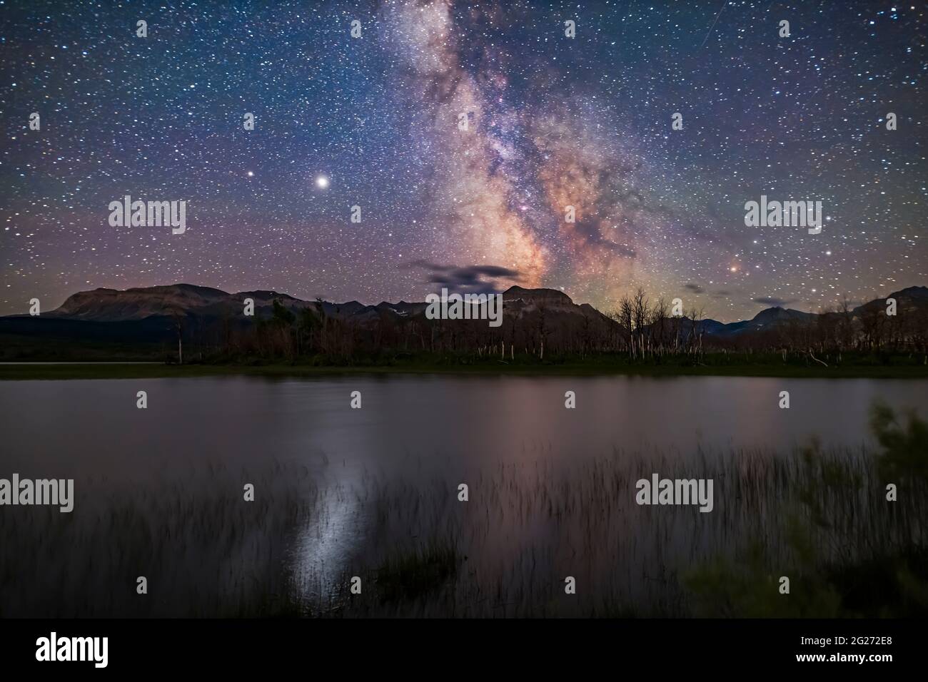 Milchstraße über Maskinonge Pond im Waterton Lakes National Park, Alberta, Kanada. Stockfoto