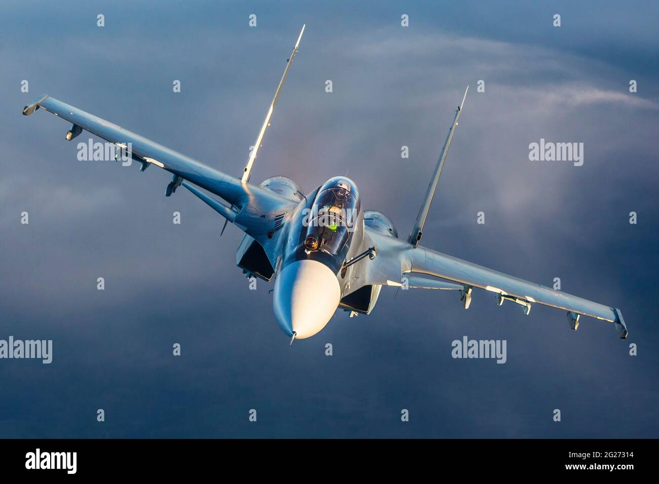 Su-30SM Düsenjäger der russischen Marine, die über Russland fliegt. Stockfoto