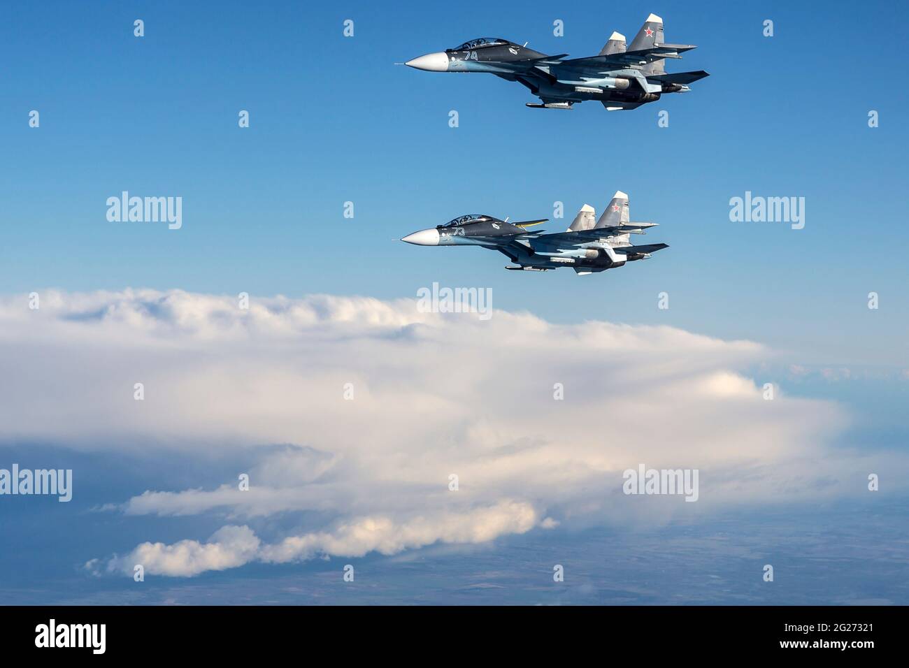 Su-30SM-Düsenjäger der russischen Marine fliegen in der Luft. Stockfoto