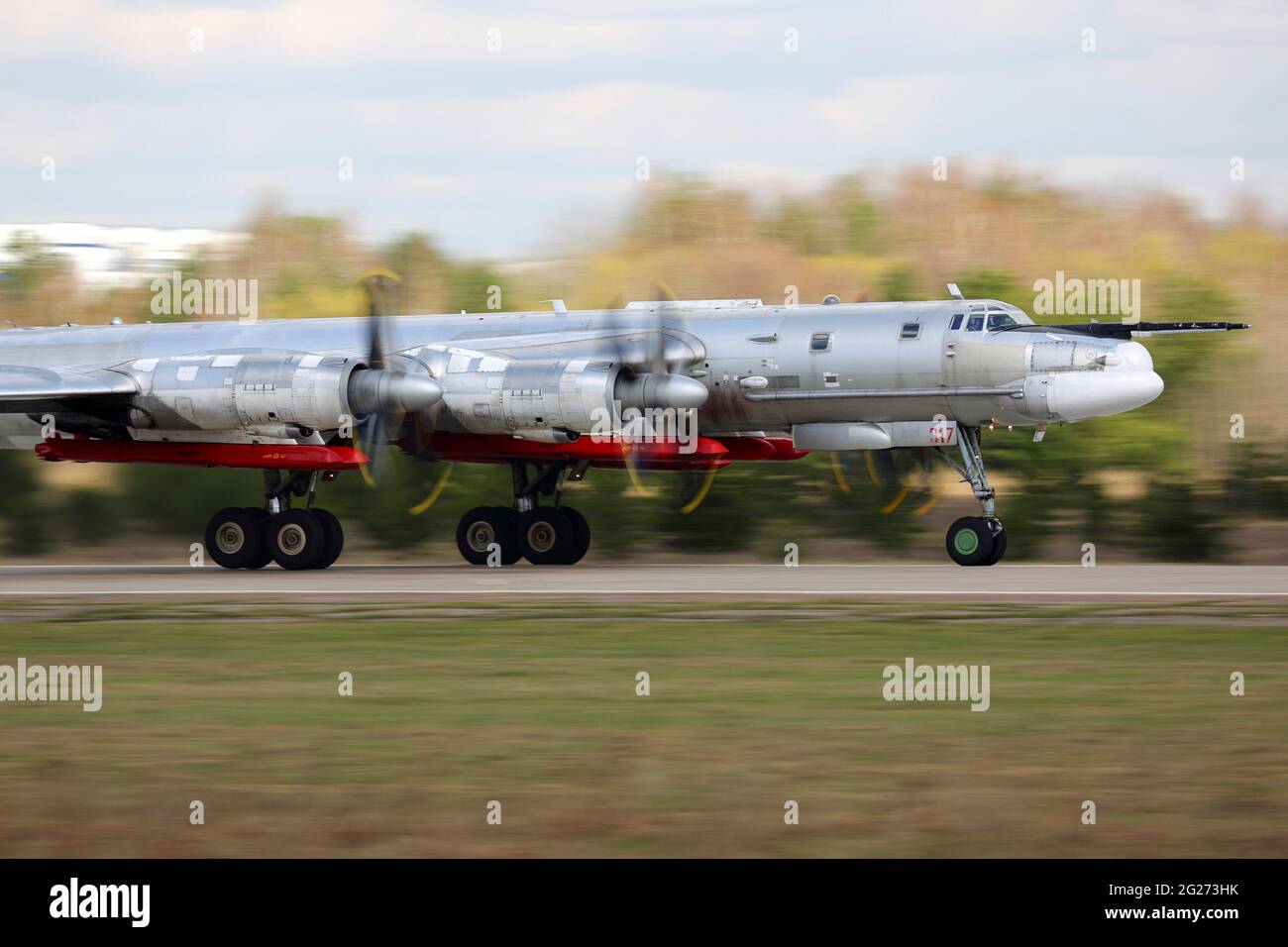 TU-95MS strategischer Bomber der russischen Luftwaffe beim Start. Stockfoto