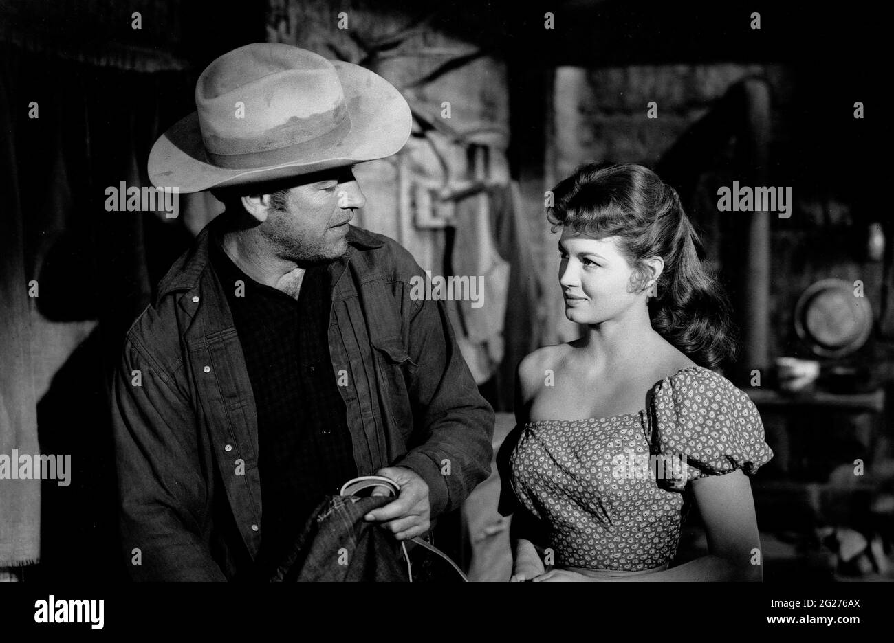 Angie Dickinson, Richard Egan, 'Tension at Table Rock' (1956) RKO Radio Bilder / Aktenzeichen # 34145-095THA Stockfoto