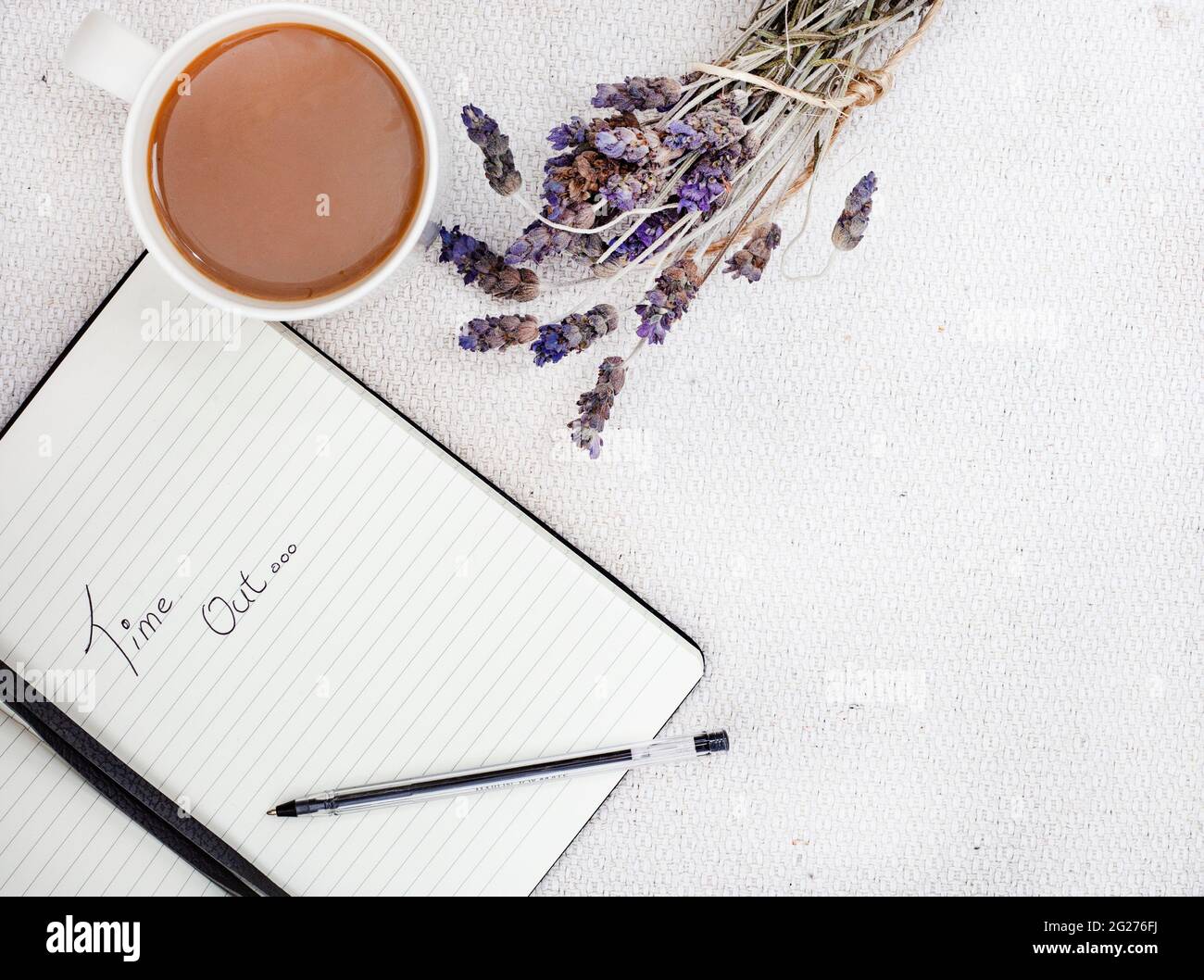 Entspannen Sie sich bei einem Kaffee und einem Tagebuch Stockfoto