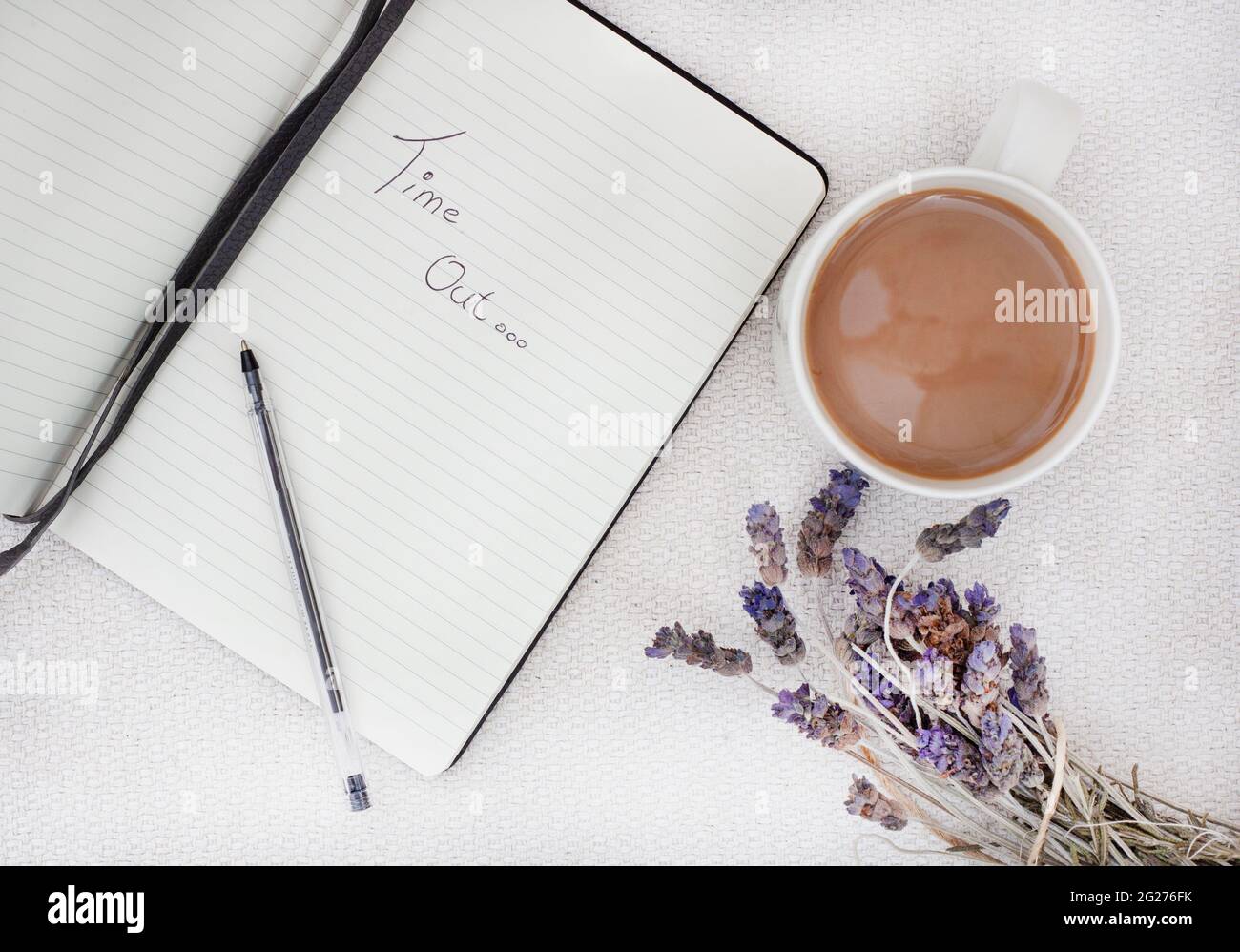Entspannen Sie sich bei einem Kaffee und einem Tagebuch Stockfoto