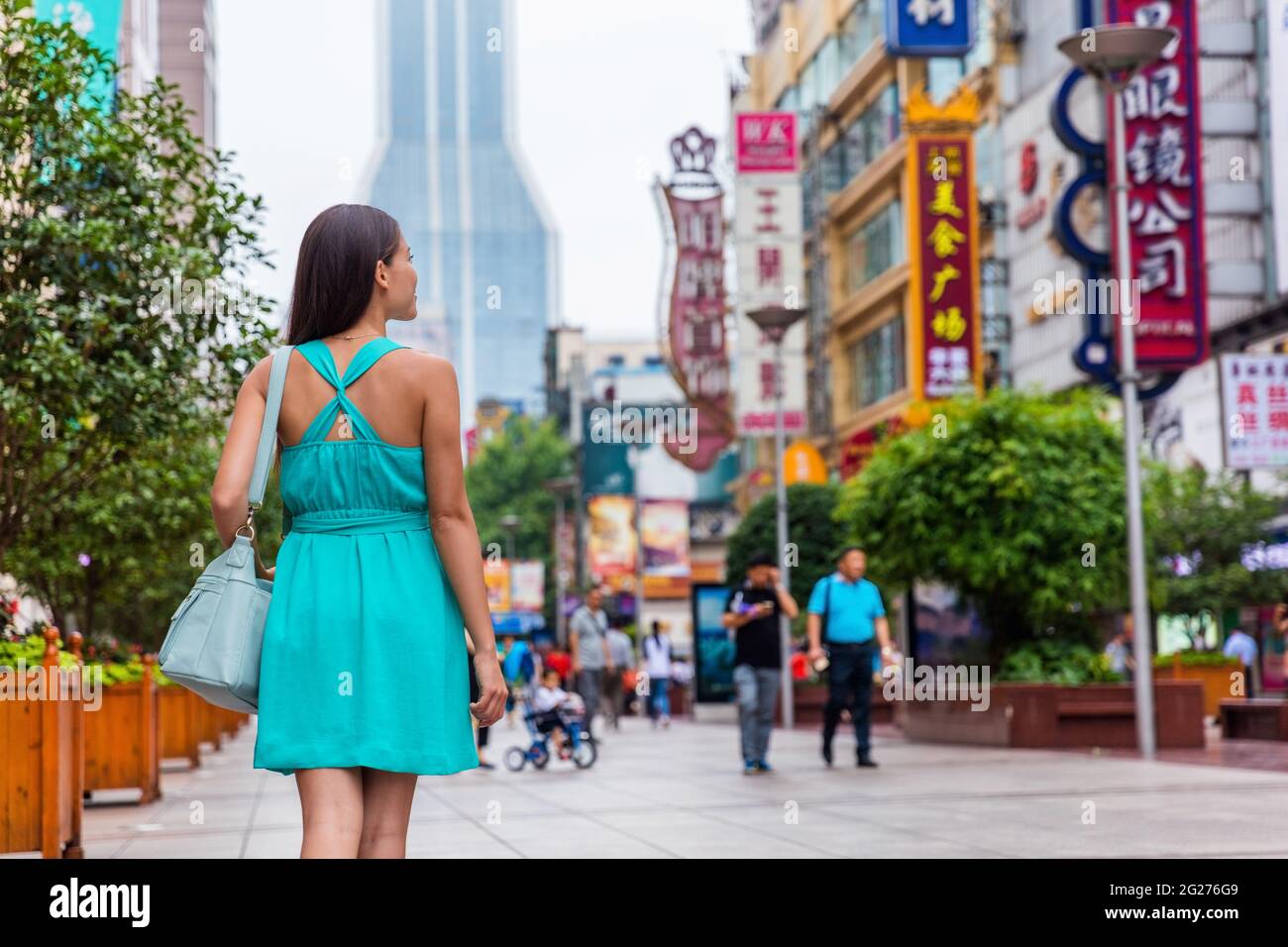 Asiatische Frau, die an der Nanjing Road in Shanghai einkauft Stockfoto