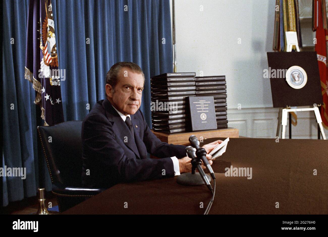 Präsident Richard M. Nixon, mit bearbeiteten Transkripten von Nixon White House Tape Conversations während der Übertragung seiner Rede an die Nation, 29. April 1974 / Aktenzeichen # 34145-155THA Stockfoto