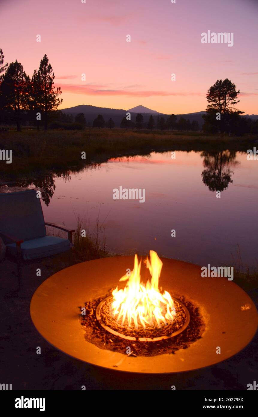 SUNRIVER, OREGON; FEUERSTELLE IN DER NÄHE EINES TEICHES; TOURISTENZIEL IN DER NÄHE VON BEND, OREGON Stockfoto